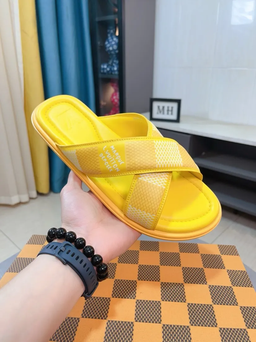 Men's shoes 💰340🌹🌹 (lv-Louis Vuitton) New men's slippers, high-end boutique, exquisite embossed logo decoration on the upper, fine workmanship, super soft soles, casual, loose and comfortable, a must-have in summer! \nsize：38-44
